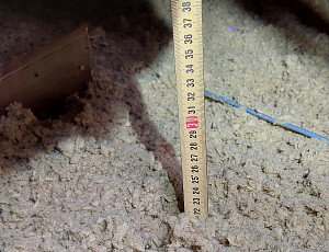 Zateplení rodinného domu s pultovou střechou pomocí foukané izolace